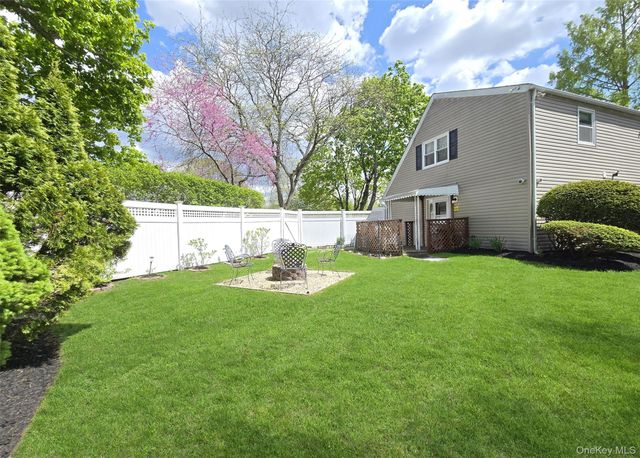 19 Hartsdale Lane, Coram, NY 11727