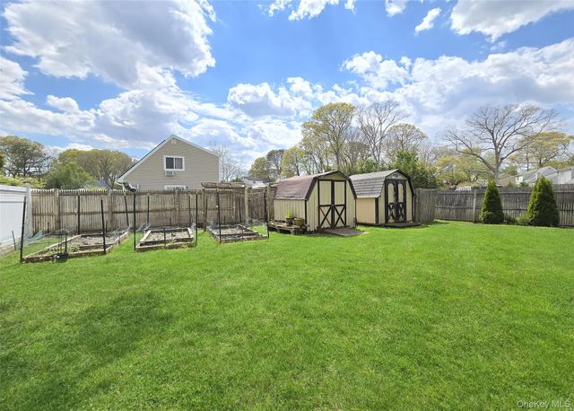 19 Hartsdale Lane, Coram, NY 11727