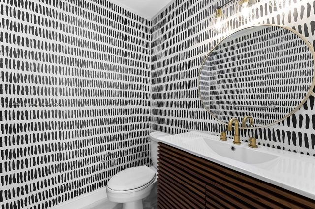 300 S Biscayne Blvd T-3407, Miami, FL 33131