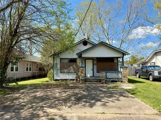 202 S Magnolia Street, Highlands, TX 77562