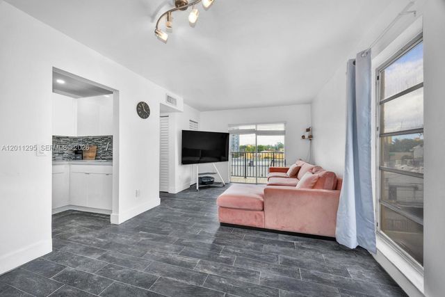 1051 SW 1st St 401, Miami, FL 33130