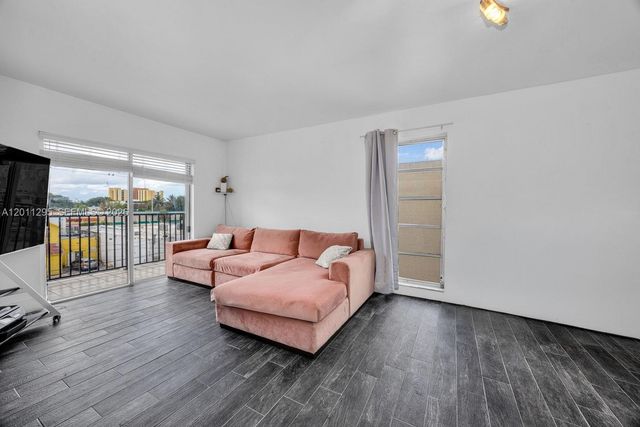 1051 SW 1st St 401, Miami, FL 33130
