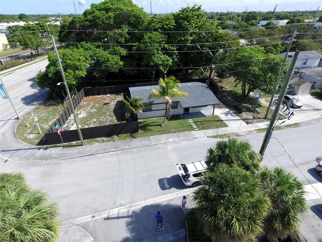 10 SW 5th Court, Deerfield Beach, FL 33441