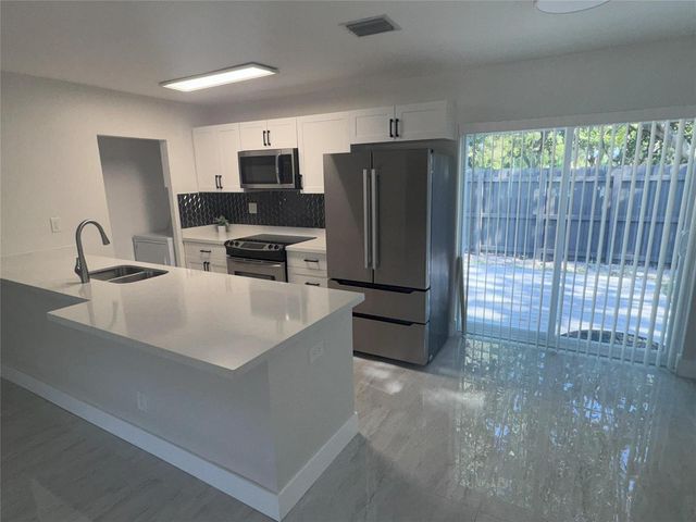 10 SW 5th Court, Deerfield Beach, FL 33441