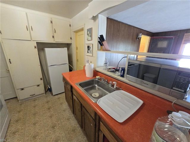 82 Lakeside DR, Newport News, VA 23606