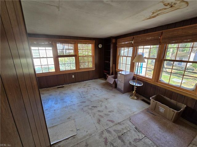 82 Lakeside DR, Newport News, VA 23606