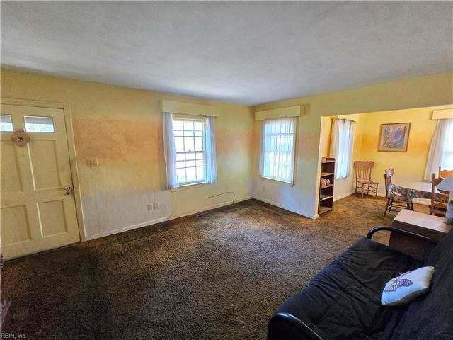 82 Lakeside DR, Newport News, VA 23606