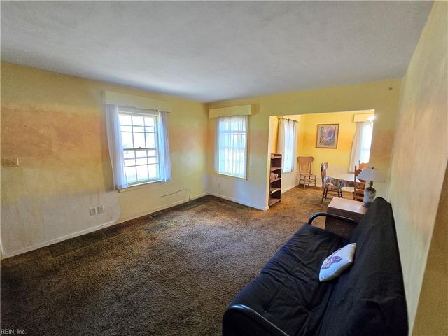 82 Lakeside DR, Newport News, VA 23606