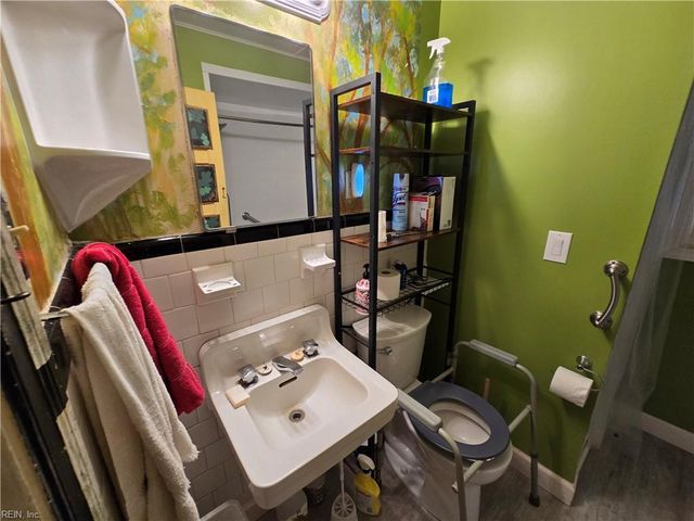 82 Lakeside DR, Newport News, VA 23606