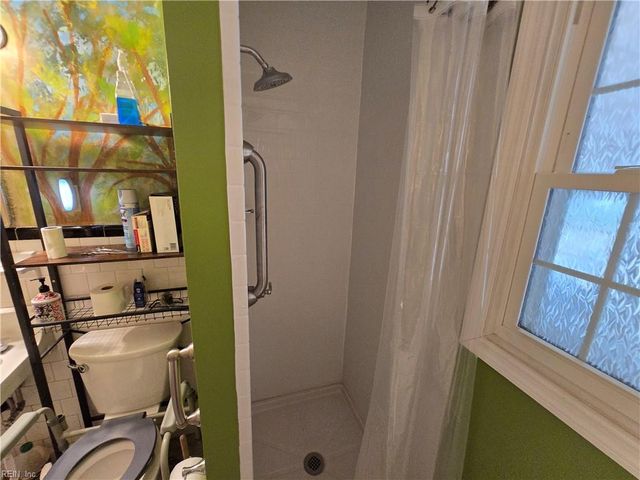 82 Lakeside DR, Newport News, VA 23606