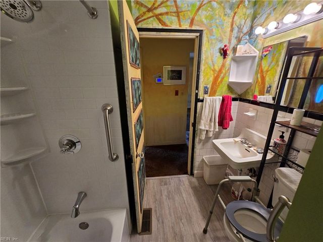 82 Lakeside DR, Newport News, VA 23606