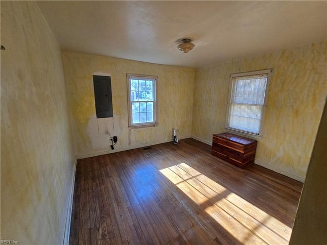 82 Lakeside DR, Newport News, VA 23606