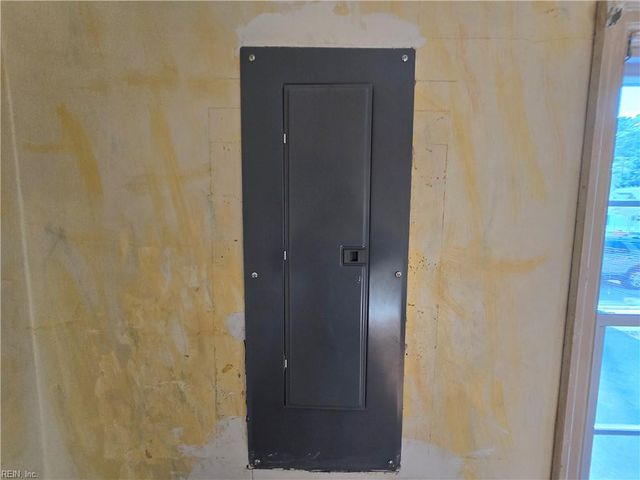 82 Lakeside DR, Newport News, VA 23606