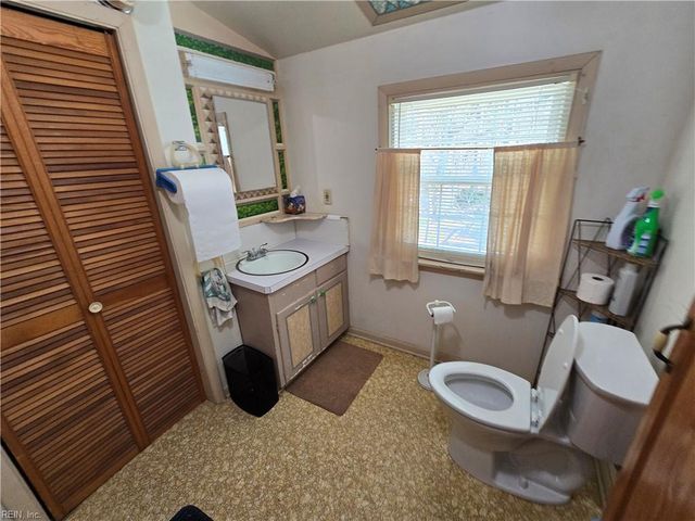 82 Lakeside DR, Newport News, VA 23606