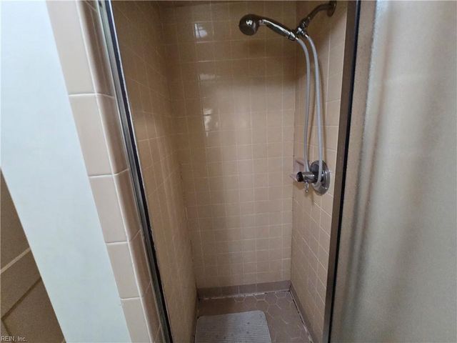 82 Lakeside DR, Newport News, VA 23606