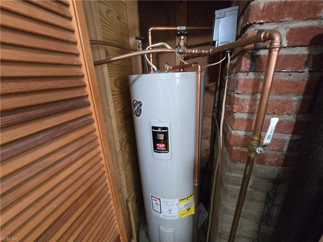 82 Lakeside DR, Newport News, VA 23606