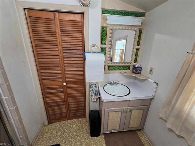 82 Lakeside DR, Newport News, VA 23606