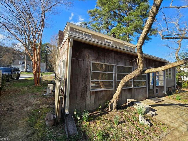 82 Lakeside DR, Newport News, VA 23606