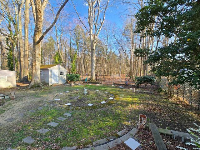 82 Lakeside DR, Newport News, VA 23606