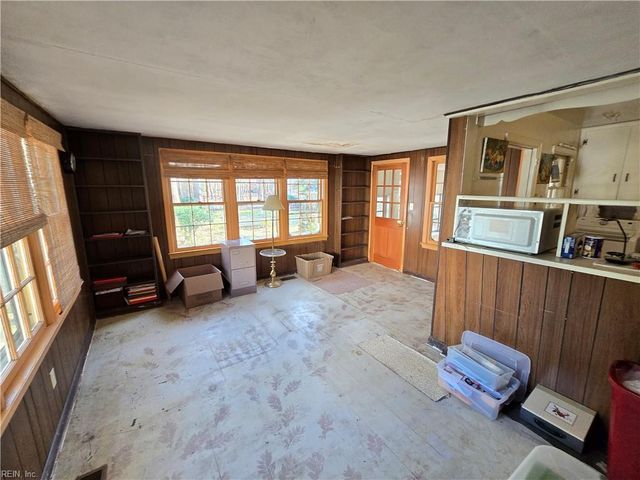 82 Lakeside DR, Newport News, VA 23606