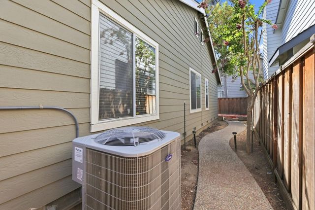 921 Clinton Place, Pleasanton, CA 94566