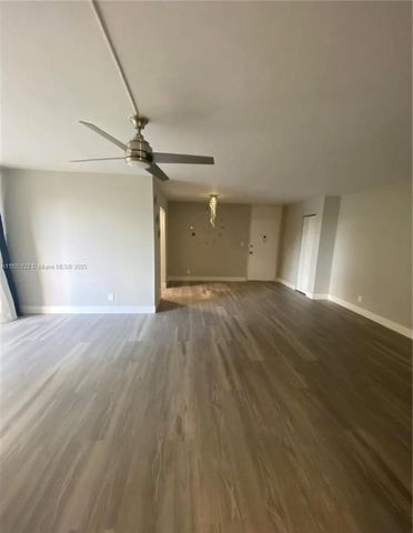 922 NE 199th St 1D, Miami, FL 33179