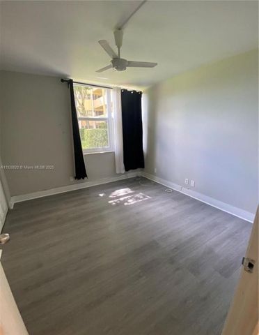 922 NE 199th St 1D, Miami, FL 33179