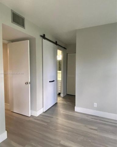 922 NE 199th St 1D, Miami, FL 33179