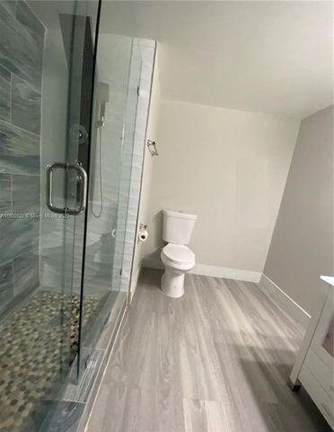 922 NE 199th St 1D, Miami, FL 33179