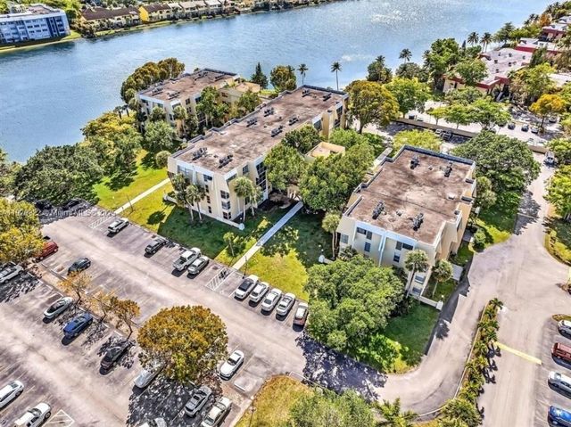 922 NE 199th St 1D, Miami, FL 33179