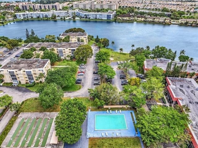 922 NE 199th St 1D, Miami, FL 33179