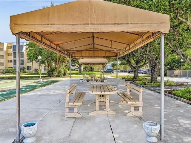 922 NE 199th St 1D, Miami, FL 33179