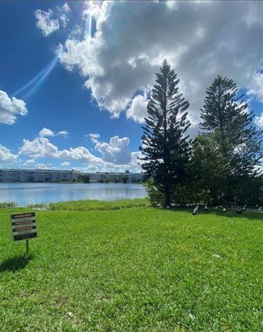 922 NE 199th St 1D, Miami, FL 33179