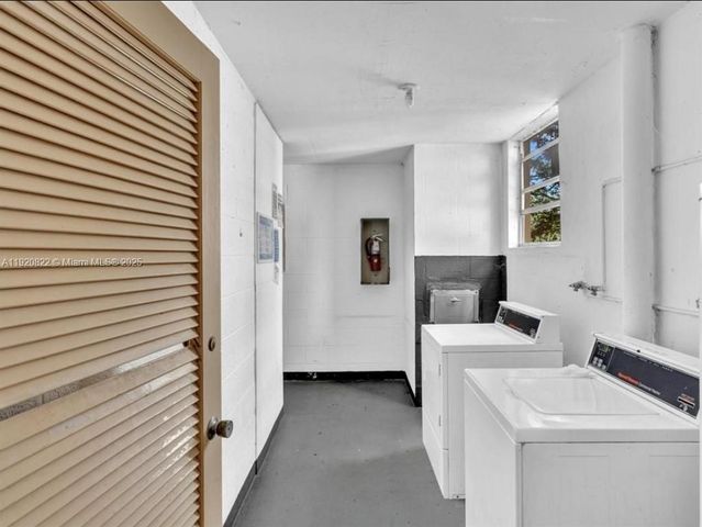 922 NE 199th St 1D, Miami, FL 33179