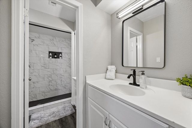 197 W Tri Oaks Lane 197, Houston, TX 77043