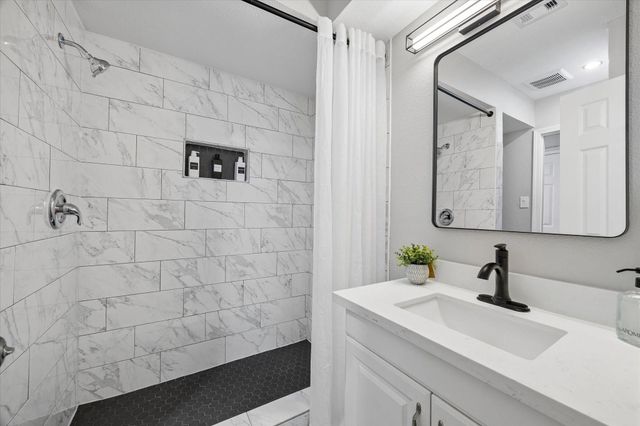 197 W Tri Oaks Lane 197, Houston, TX 77043