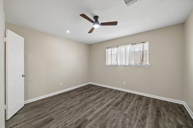 197 W Tri Oaks Lane 197, Houston, TX 77043