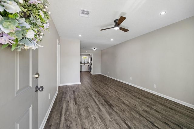 197 W Tri Oaks Lane 197, Houston, TX 77043