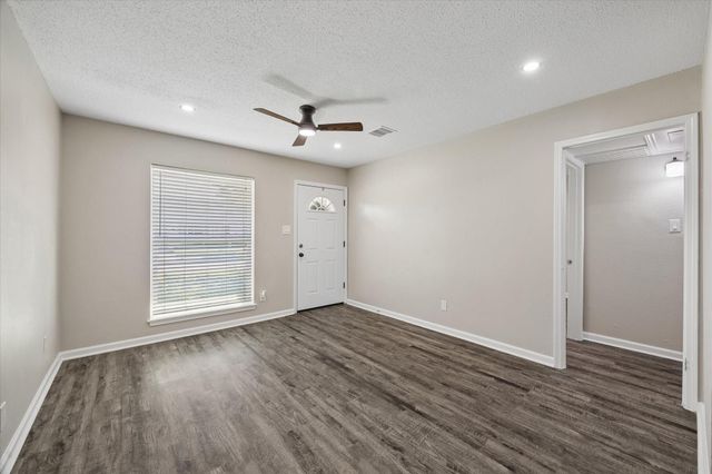 197 W Tri Oaks Lane 197, Houston, TX 77043