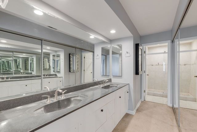 938 Hidden Lake Drive 938, Buffalo Grove, IL 60089