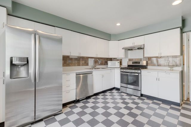 938 Hidden Lake Drive 938, Buffalo Grove, IL 60089