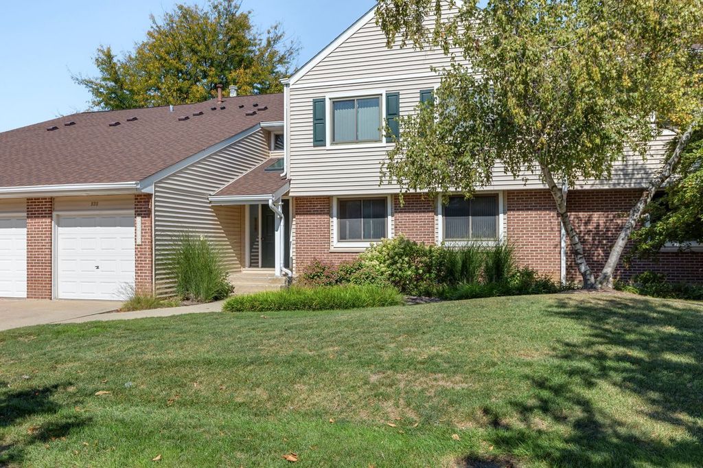 938 Hidden Lake Drive 938, Buffalo Grove, IL 60089