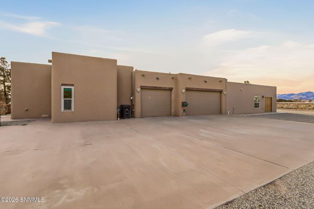 1285 Apple Tree Lane, Las Cruces, NM 88007