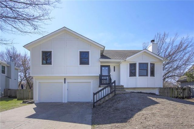 1201 E Butterfield Place, Olathe, KS 66062