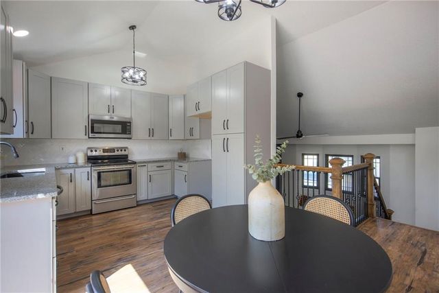 1201 E Butterfield Place, Olathe, KS 66062