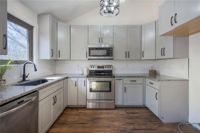 1201 E Butterfield Place, Olathe, KS 66062