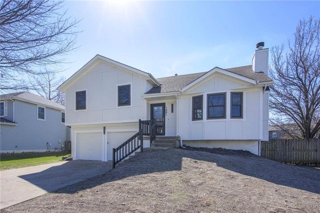 1201 E Butterfield Place, Olathe, KS 66062