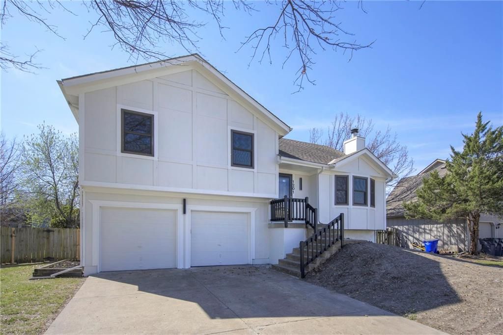 1201 E Butterfield Place, Olathe, KS 66062