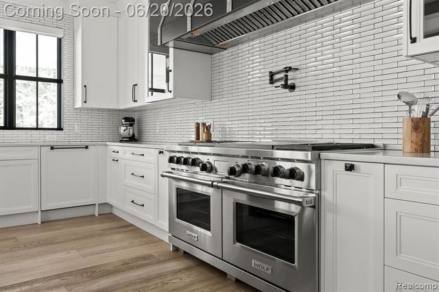 5200 Windingwood Drive, Bloomfield Hills, MI 48302