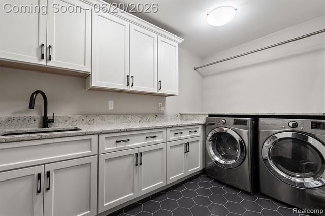 5200 Windingwood Drive, Bloomfield Hills, MI 48302